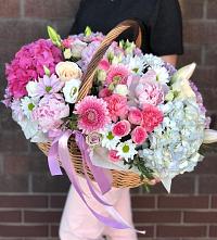 Цветочная композиция из Розы, Хризантемы, Пионы и Лизиантусы в корзине #REPLACE_PRED# Талицы Пушкинского района