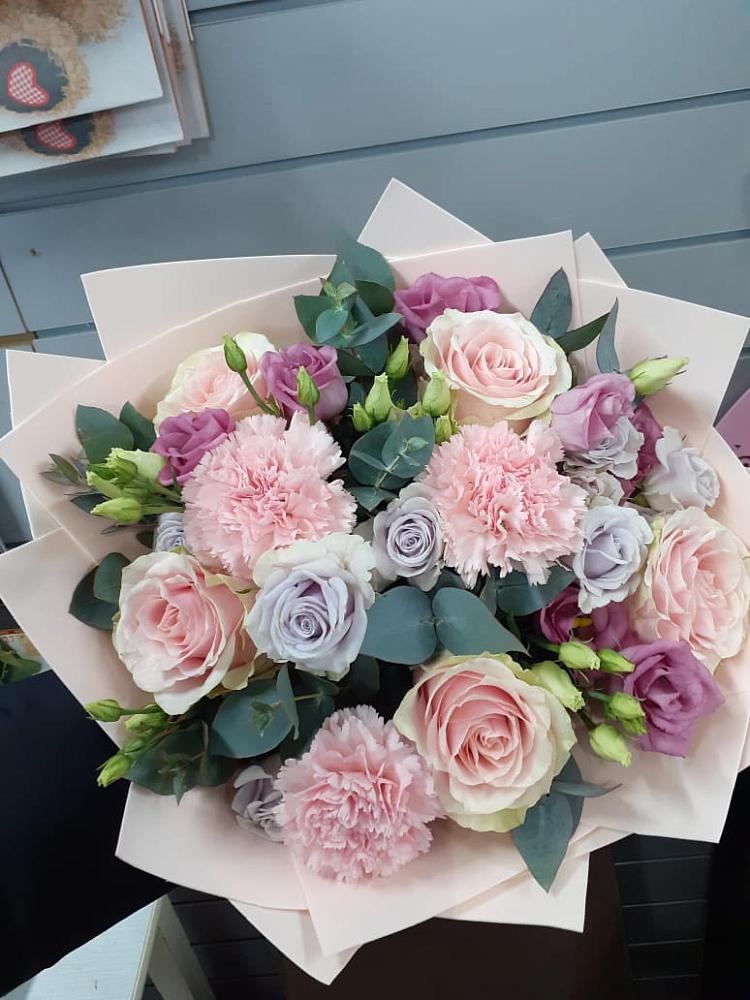 Букет цветов из: Розы, Гвоздики и Лизиантусы в Талицы Пушкинского района